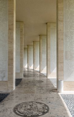 Amerikan Mezarlığı ve Mem'de dairesel hatırlama salonu portresi