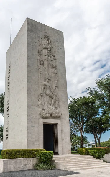 Мемориальная башня на Американском кладбище и Мемориале, Манила Филипп — стоковое фото