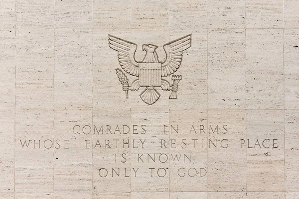 Gedenkbotschaft an Mauer am amerikanischen Friedhof und Mahnmal, — Stockfoto