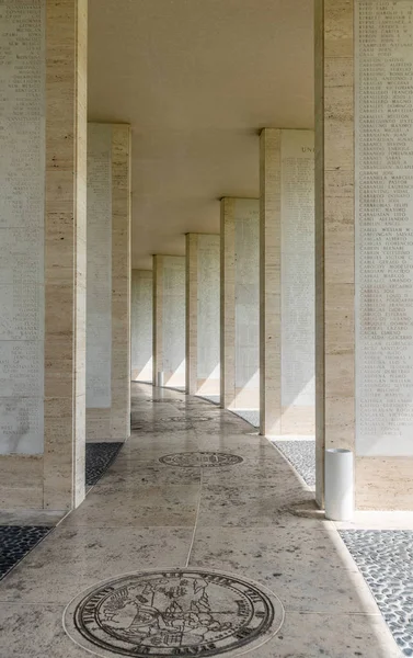 Amerikan Mezarlığı ve Mem'de dairesel hatırlama salonu portresi