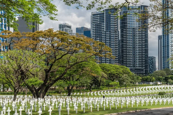 Croix, arbres et gratte-ciel au cimetière et mémorial américain — Photo