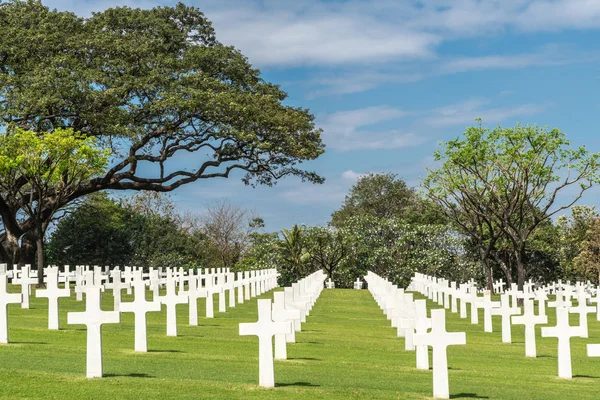 Closeup of rows of crosses at American Cemetery and Memorial, Ma — Stock Photo, Image