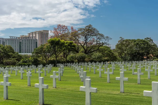 Amerikan Mezarlığı ve Anıtı, Manila'da çimüzerinde beyaz haçlar — Stok fotoğraf