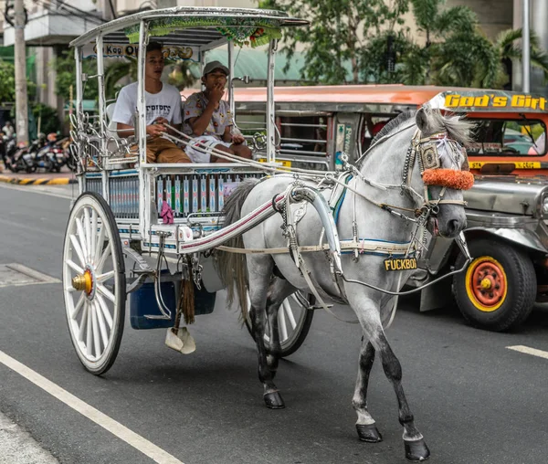 Taxi i större Chariot dragen av häst i Manila Filippinerna. — Stockfoto