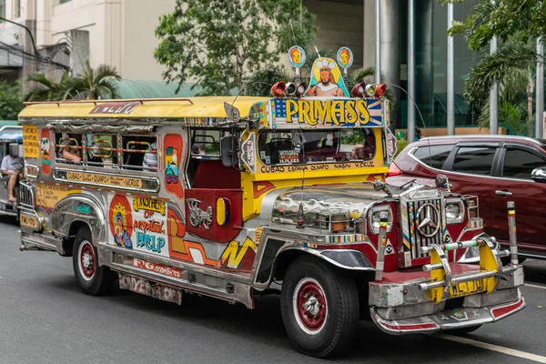 Желтый и красный длинный джип общественного транспорта на улице, Манила Фил — стоковое фото