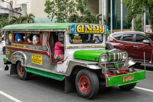 Verde y gris largo Jeep transporte público en la calle, Manila Phil — Foto de Stock