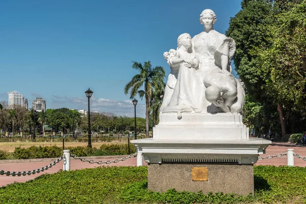 Manila Rizal Park'ta La Madre Filipina Anıtı geniş çekim 