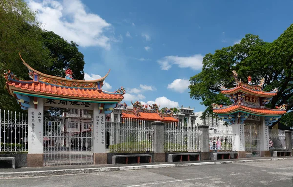 Cerca e portões para templo e sala de oração no cemitério chinês em — Fotografia de Stock