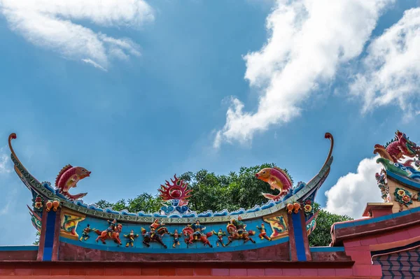 Mの中国墓地の儀式ホールで魚の屋根の装飾 — ストック写真