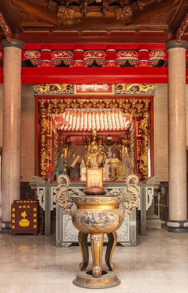 Altar room at ceremonial hall at Chinese Cemetery in Manila Phil — Stock Photo, Image