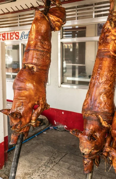 Dvě celá prasata opečená na rožni v Manile, Filipíny. — Stock fotografie