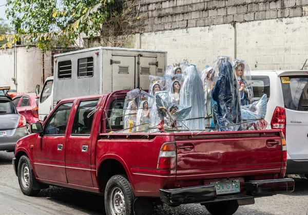 Vyzvedávací vůz plný soch Panny Marie v Manile, Filipíny. — Stock fotografie