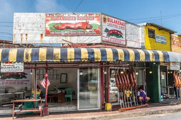 Calle esquina con dos negocios de Lechon Babou en Manila, Philip — Foto de Stock