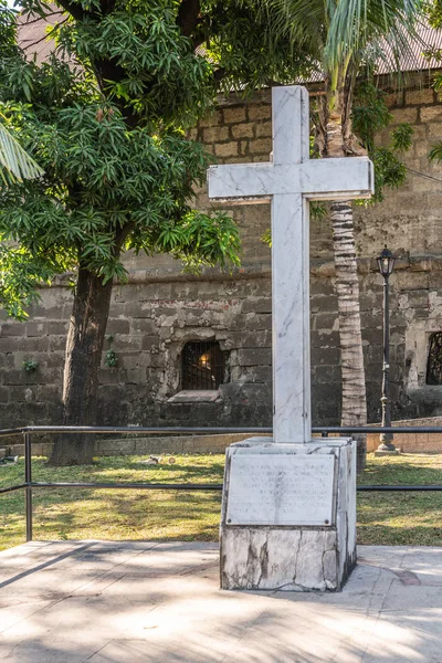 Memorial cross for executed Pilipinos and Americans at end of WW — Stock Photo, Image