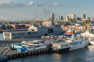 Manila, Filipinler South Harbor iki askeri gemiler.