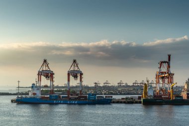 Manila, Filipinler South Harbor yükleme konteyner gemileri.