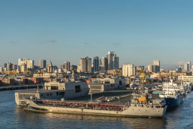 Manila, Filipinler South Harbor üç askeri gemiler.