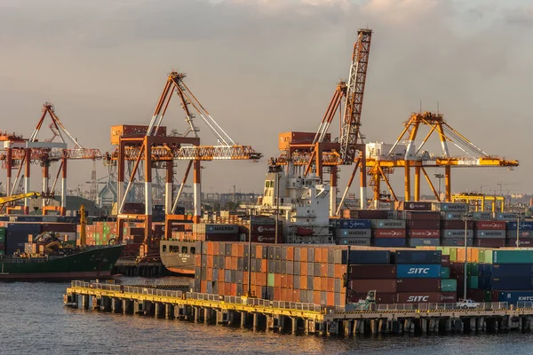 Empilhadeiras em South Harbor, Manila, Philippin — Fotografia de Stock