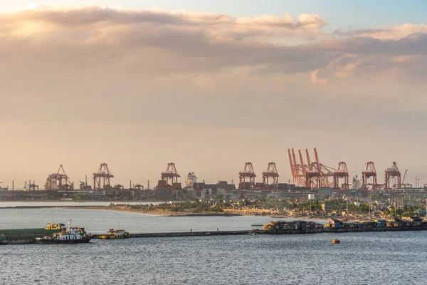 Puerto de contenedores de Manila, Filipinas . —  Fotos de Stock