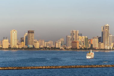 Amosup kurtarma gemisi ve Güney Limanı açıklarındaKi Malate Bayview Konakları,