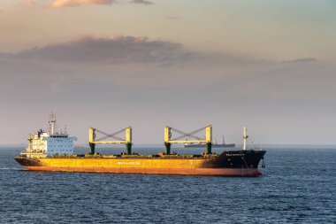 Pola Elisaveta Güney Limanı, Manila gün batımı ışığı altında yelken,
