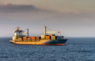 Green Ace konteyner gemisi Güney Harbo gün batımı ışığı altında yelken