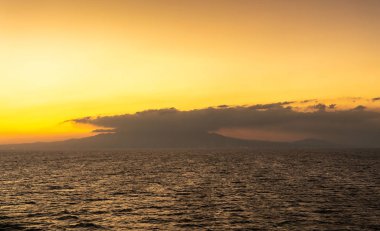 Mariveles Dağı üzerinde gün batımı, Bataan, Filipinler.