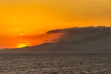Mariveles Dağı üzerinde gün batımı, Bataan, Filipinler.