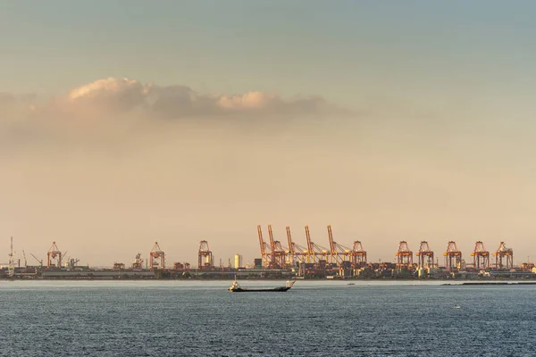 Amplo tiro do mar de Container Terminal em Harbor, Manila, Phil — Fotografia de Stock