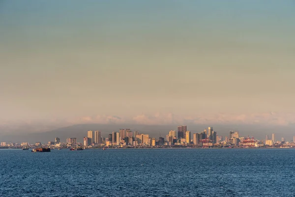 Vor dem Südhafen, sehr weite Skyline von Manila, Philippinen. — Stockfoto