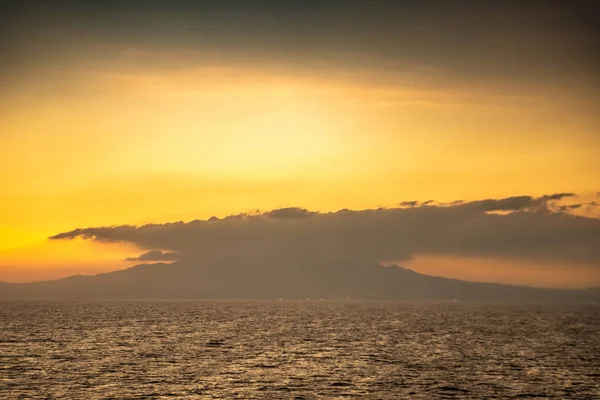 Pôr do sol sobre o Monte Mariveles, Bataan, Filipinas . — Fotografia de Stock