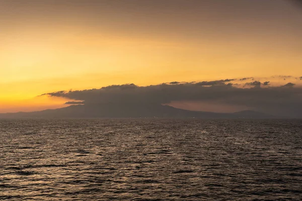 Pôr do sol sobre o Monte Mariveles, Bataan, Filipinas . — Fotografia de Stock