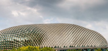 Esplanade Tiyatroları bir kubbe ağır cloudscape altında, Singapur