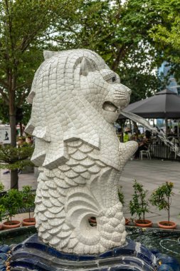 Büyük bir yaya küçük Merlion heykel çeşme, Singapur.