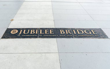 Merlion'u Esplanade Tiyatroları'na bağlayan jübile yaya köprüsü,
