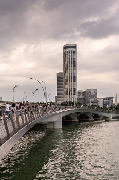 Xosotel La tour Stamford derrière le pont Jubilee, Singapour . — Photo