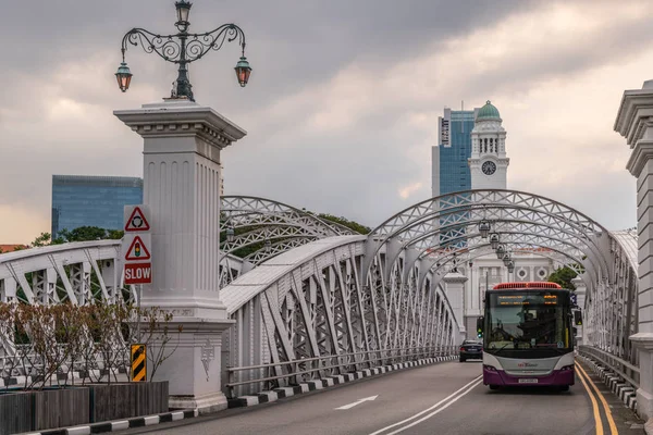 Общественный автобус через мост Андерсон, Сингапур . — стоковое фото