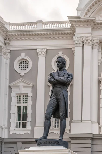 Stamford Raffles standbeeld in de voorkant van Victoria theaters, Singapore — Stockfoto