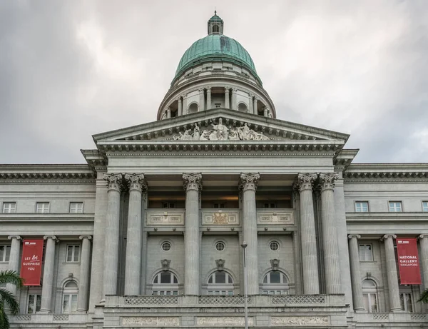 Oberer Teil des zentralen Fassadenblocks der Nationalgalerie in Singap — Stockfoto