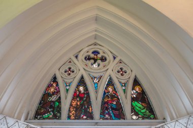 Singapur Saint Andrews Katedrali'nde vitray pencereler.