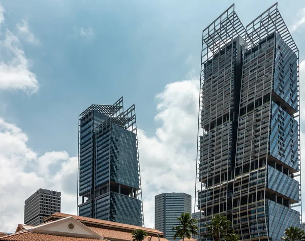 Arquitetura contemporânea de arranha-céus acima Raffles Hotel, Si — Fotografia de Stock