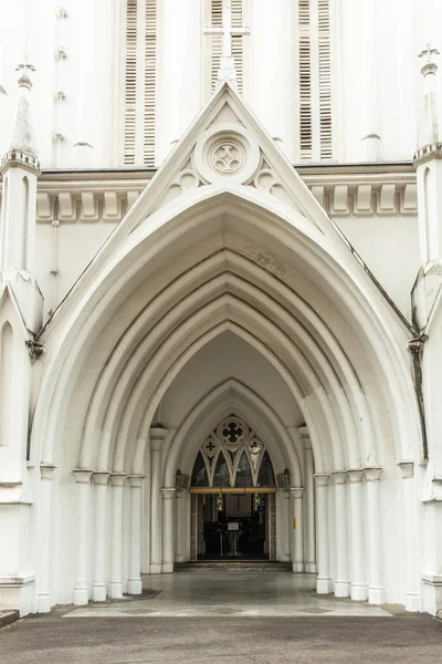 Mirando hacia el interior a través de la entrada de la Catedral de San Andrés en Si —  Fotos de Stock