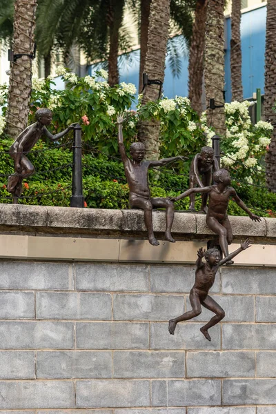 Το άγαλμα πέντε αγοριών δίπλα στο ποτάμι, Σιγκαπούρη. — Φωτογραφία Αρχείου