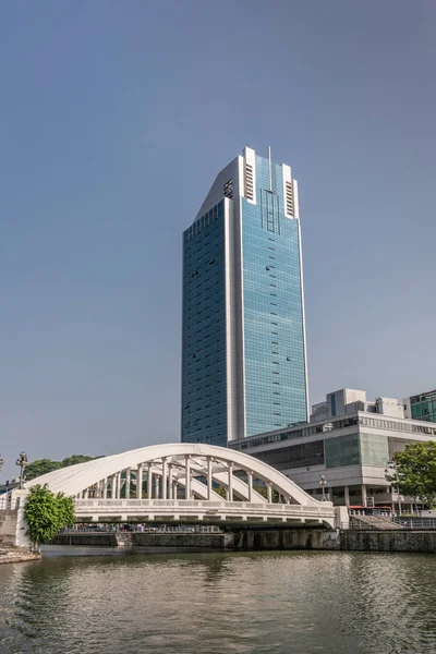 Elgin-Brücke mit Büro-Wohnkomplex am Fluss Singapore, — Stockfoto
