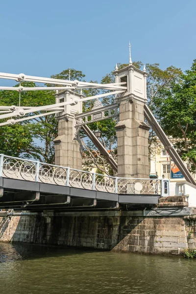 Noordelijke toegangspoort tot Cavenagh draw Bridge in Singapore. — Stockfoto