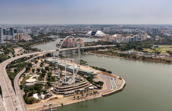 Olho dos pássaros, a roda de Ferris do insecto e o estádio nacional, Singapor — Fotografia de Stock