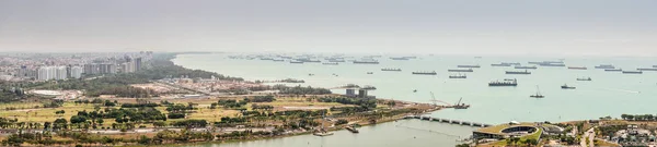 Panorama des oiseaux, dizaines de navires ancrés dans le détroit, Singap — Photo