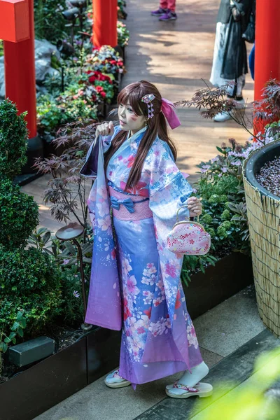 싱가포르 플라워 돔에서 기모노를 입고 포즈를 취하는 젊은 일본 여성. — 스톡 사진