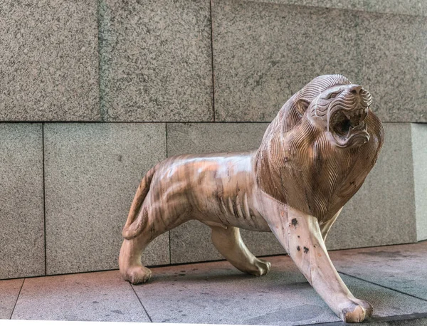 Estatua de un león fuera de Flower Dome, Singapur . — Foto de Stock