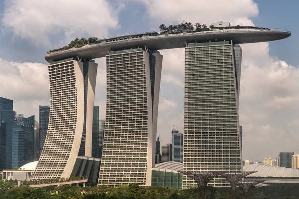 Marina Bay Sandes Hotel und Casino in Singapore. — Stockfoto